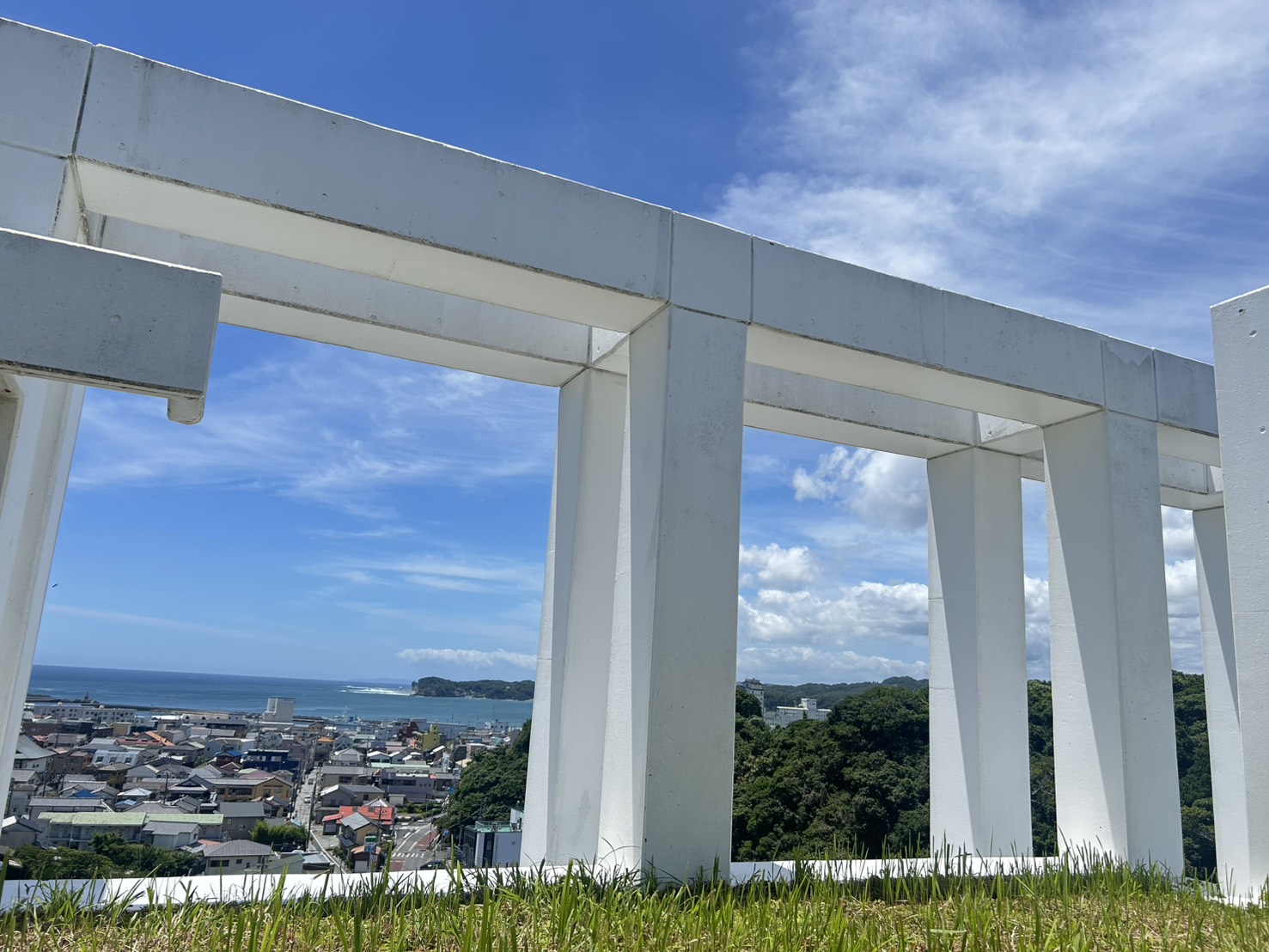 青空と海を望む塩田病院周辺の景色
