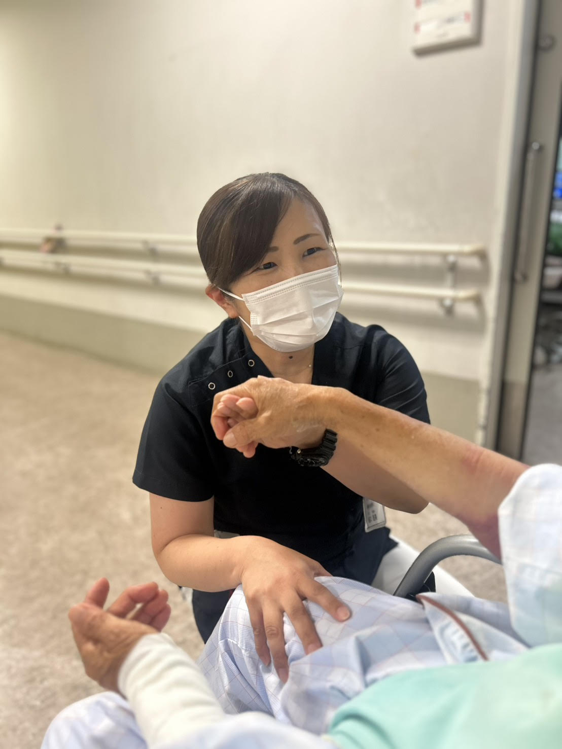 患者さんに寄り添う看護師